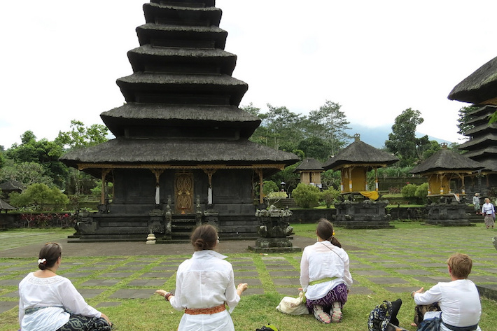 temple prayers in bali